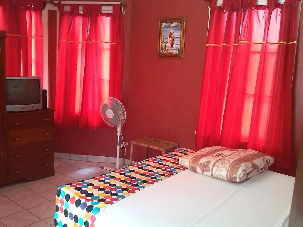 ** 招待所 Treasure'S Comfort Inn Claremont 牙买加