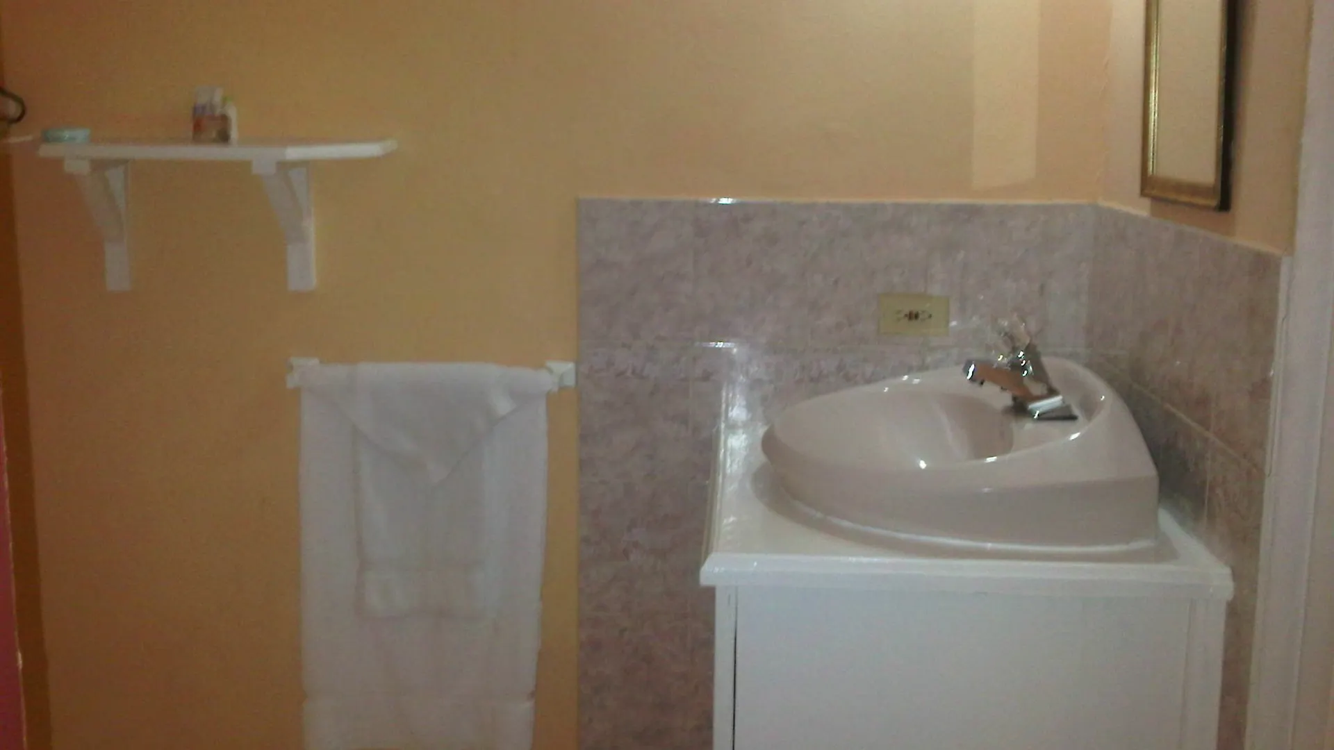 Treasure'S Comfort Inn Claremont